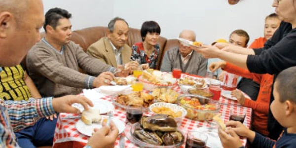 Musulmanii petrec trei zile de Ramadan Bairam