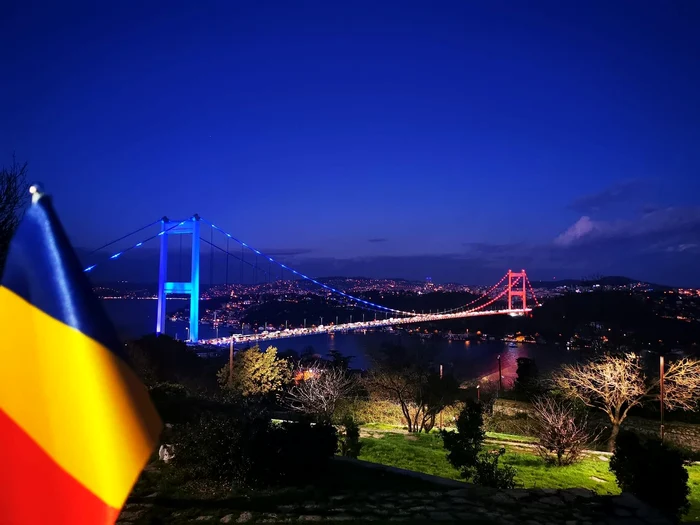 Turnul Atakule, simbolul capitalei Ankara, îmbrăcat în tricolorfoto: Facebook