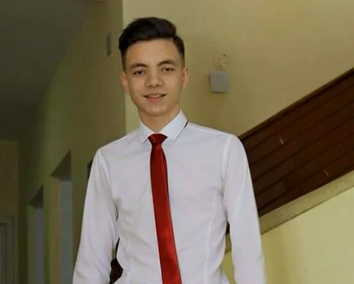 Andrei este elev în clasa a XII-a