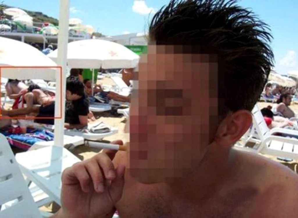 În spate, doi tineri se simt bine