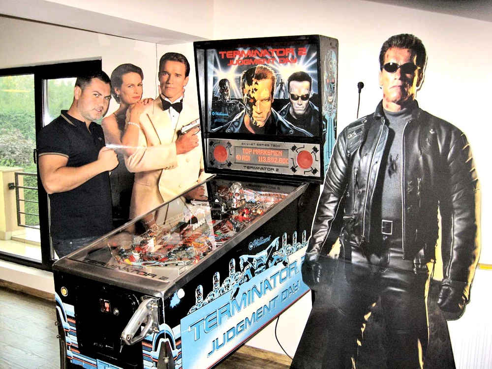Adrian se joacă ore întregi la pinball