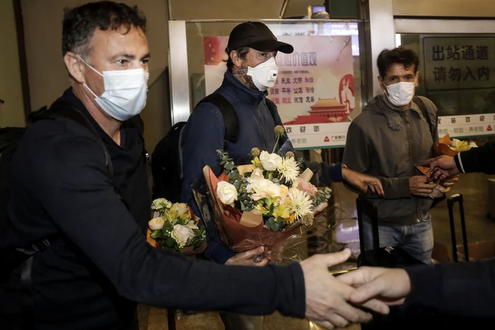 Jucătorii lui Wuhan Zall FC au fost întâmpinați de suporteri la revenirea în orașul chinezFoto: Guliver / GettyImages
