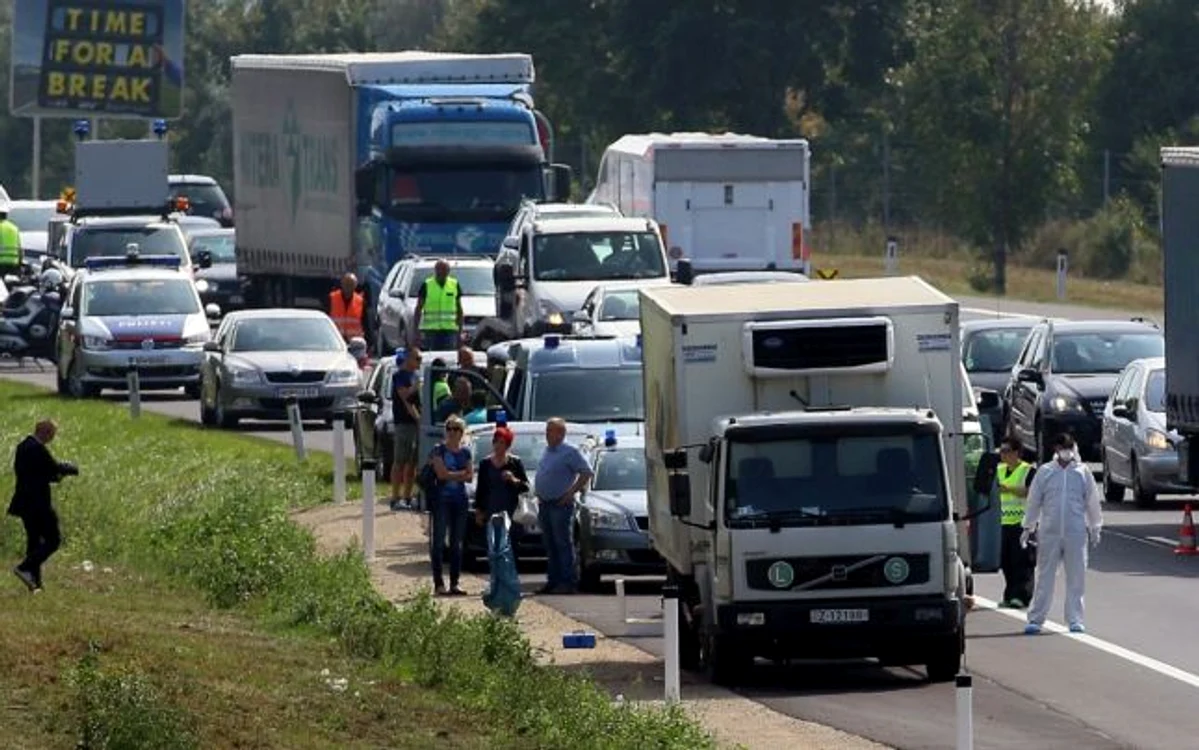 
    Justiția bulgară l-a extrădat în Austria pe şoferul camionului frigorific în care se aflau 71 de morţifoto: Click!  