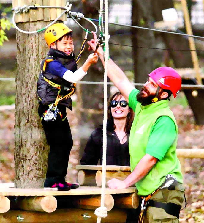 
    Pax, 8 ani, i-a arătat  mamei lui că este un  alpinist profesionist fără ajutorul  personalului de la  Adventure Park  din Budapesta  