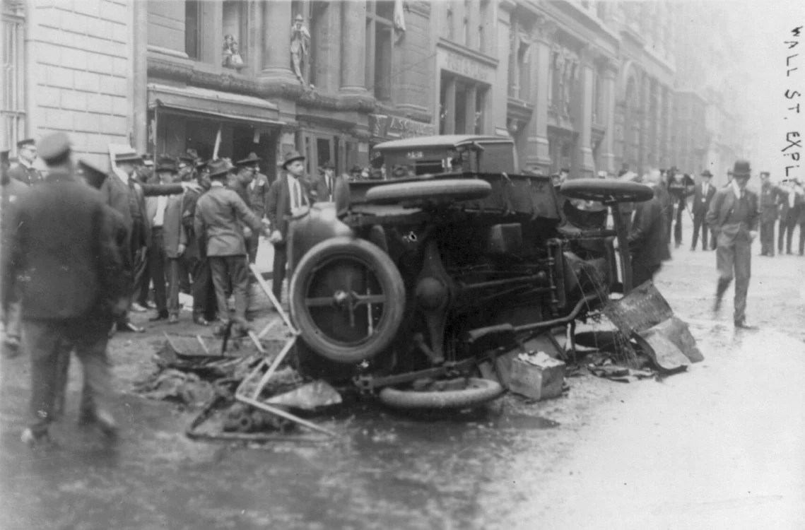 Autoturism răsturnat pe wall street