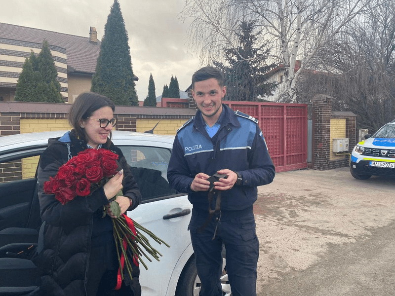 Surpriza vieţii pentru o poliţistă oprită în trafic. A fost cerută în căsătorie de un coleg din Neamţ