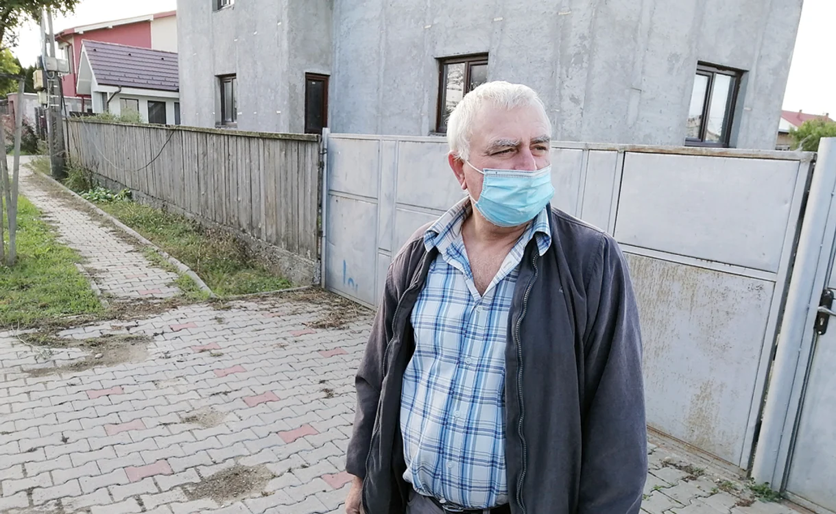 
    Nicolae Gomolea locuieşte pe partea de la ţară a străzii şi se încălzeşte cu lemneFoto: adevarul.ro  