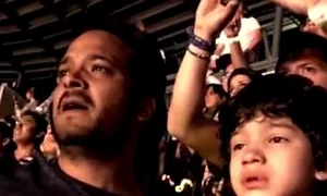 Un băiețel autist a avut parte de cea mai frumoasă surpriză când a mers la concertul celor de la Coldplay jpeg