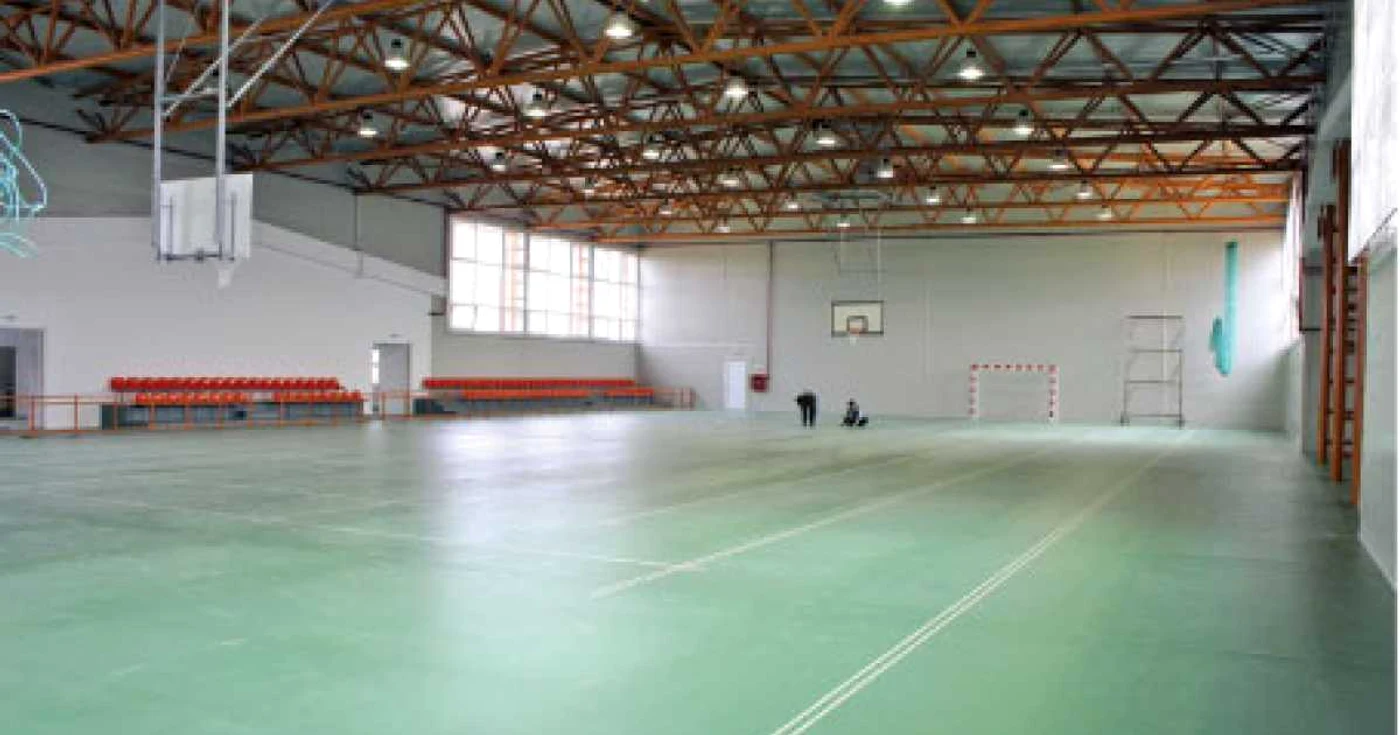 Imensa sală de sport din Fierbinţi va fi greu de încălzit la iarnă, din cauza costurilor mari