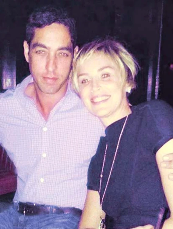 Sharon s-a arătat  extrem de fericită în  compania tinerelului  Nick Loeb, 38 de ani