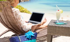 femeie care lucreaza de pe plaja jpeg