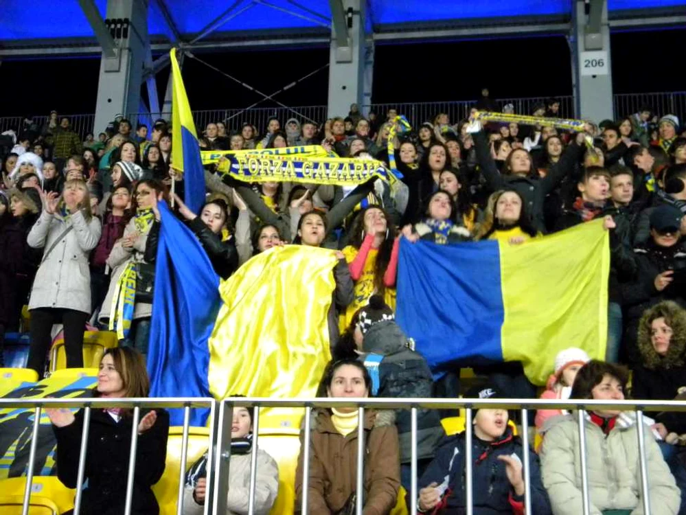 Fetele au fluturat steaguri şi fulare