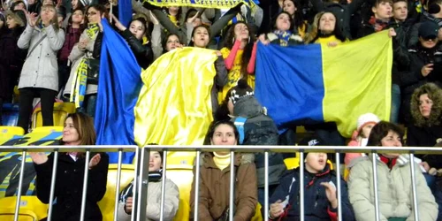 Fetele au fluturat steaguri şi fulare