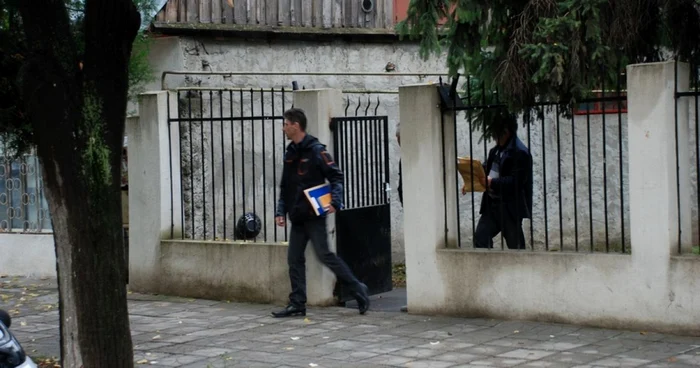 Procurorii au ieşit cu mai multe documente de la Colegiul Tehnic Panait Istrati FOTO Florentin Coman