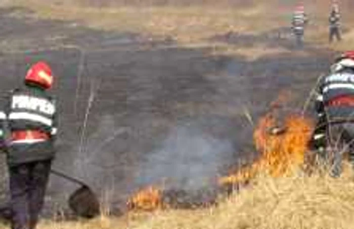 Pompierii militari au intervenit pentru stingerea incendiului (arhivă)