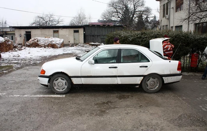 Atât maşina cât şi ţigările şi banii au fost confiscate de poliţişti FOTO: IJPMM