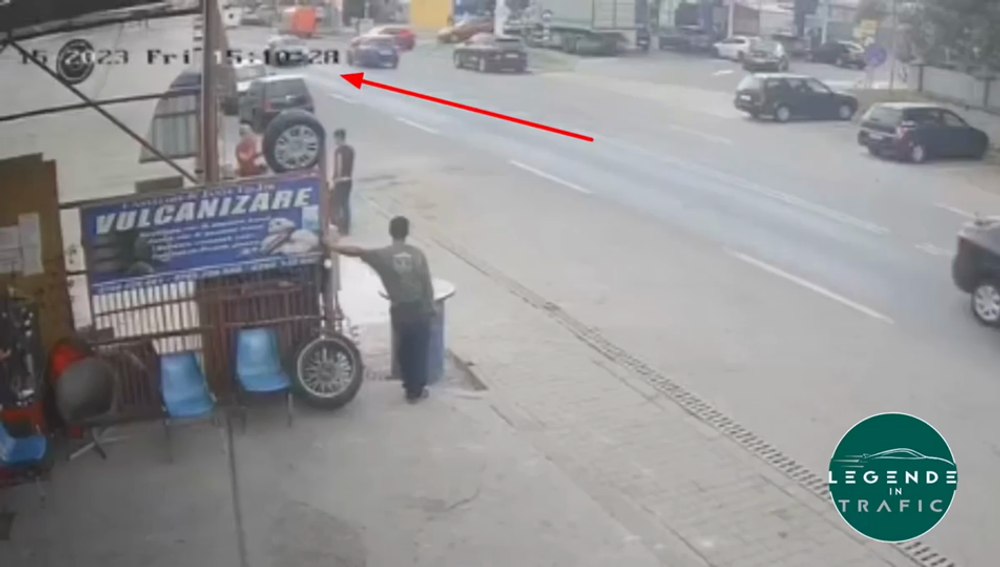 Momentul în care o mașină de Poliție intră în două autoturisme parcate pe o stradă din Târgu Jiu VIDEO