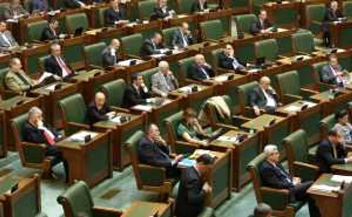Proiectele sunt adoptate in Senat fara votul alesilor.