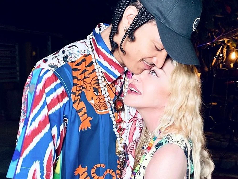 Madonna a pus capăt relației cu iubitu tinerel