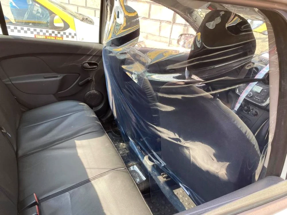 Taxiurile din Bistrița sunt deja dotate cu paravane din plastic, care delimitează spațiul dintre șofer și clientFto: bistriteanul.ro