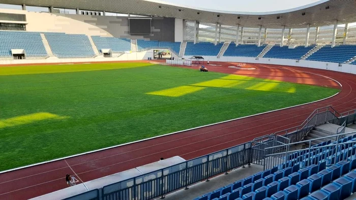 Gazonul de pe Stadionul Municipal Târgu Jiu a fost refăcut Foto: Facebook/Marcel Romanescu
