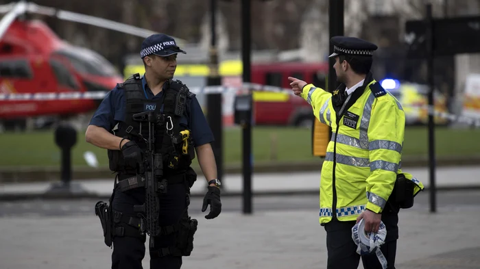 Un bebeluș de doar şapte luni care se afla într-un cărucior a fost împușcat mortal.
