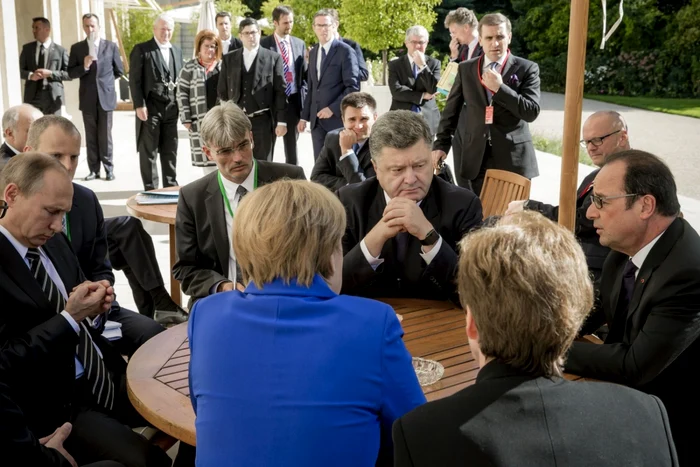 Preşedinţii Putin, Poroşenko, Hollande şi cancelara Merkel, la o întâlnire informală de la Paris, în octombrie trecut, descrisă ca o încercare de a aduce pace în estul Ucrainei. (Foto: AP)