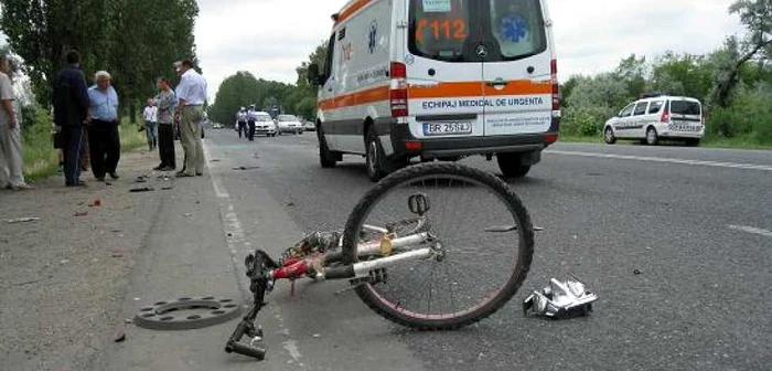 Biciclistul a fost transportat cu ambulanţa la Spitalul Judeţean Brăila