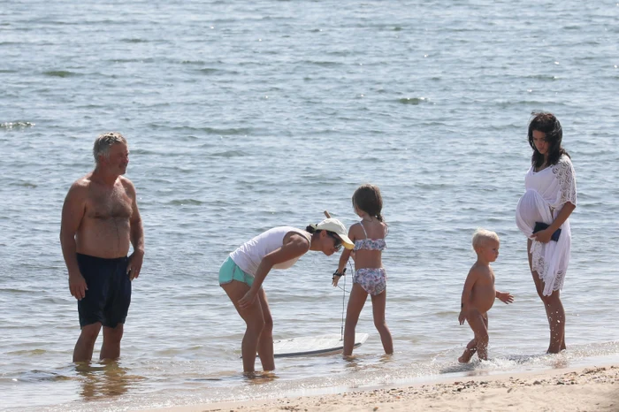 
    Leonardo, de 3 ani, Romeo, de 2 ani,  Rafael, de 5 ani, Carmen, de 6 ani,  supravegheaţi doar cu privirea de mama lor  