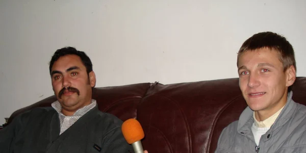 Reporterul Vasile Şandru în timpul documentării reportajului despre romi