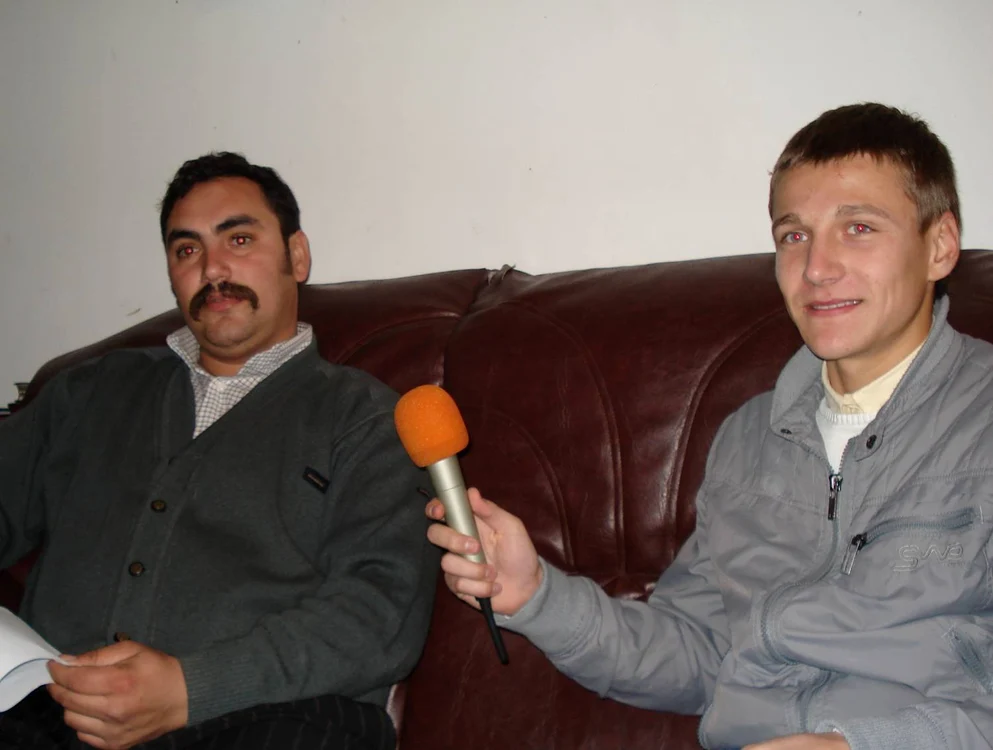 Reporterul Vasile Şandru în timpul documentării reportajului despre romi