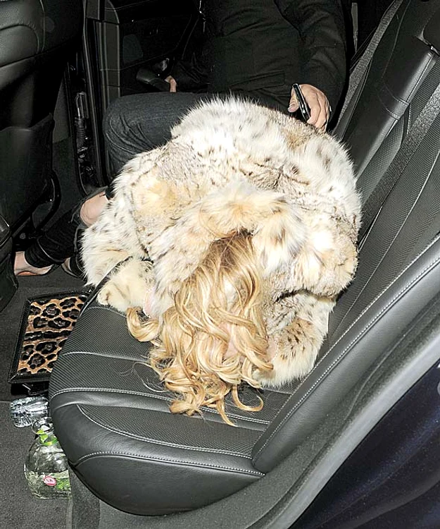 Courtney Love  (50 de ani) a  căzut lată în taxi