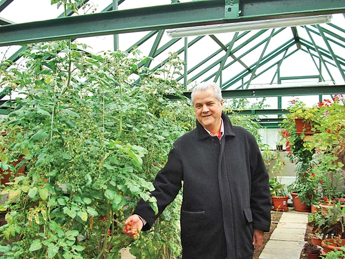Adrian Năstase e  mândru de grădina lui de la Cornu