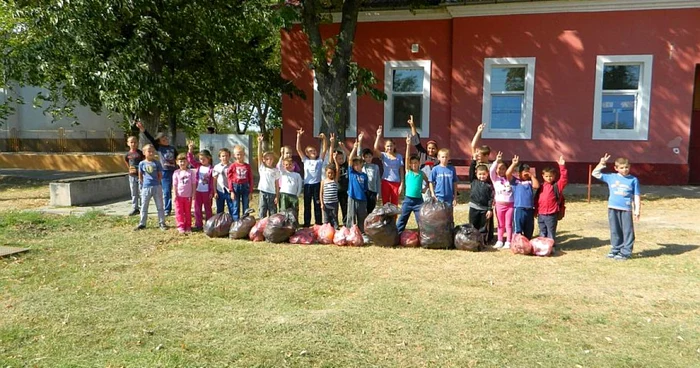 Voluntarii în acţiune. FOTO: Let