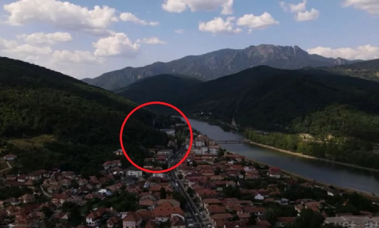 Zona unde va fi creată o Pădure - Parc în staţiunea balneară Călimăneşti - Căciulata din judeţul Vâlcea Foto DMS