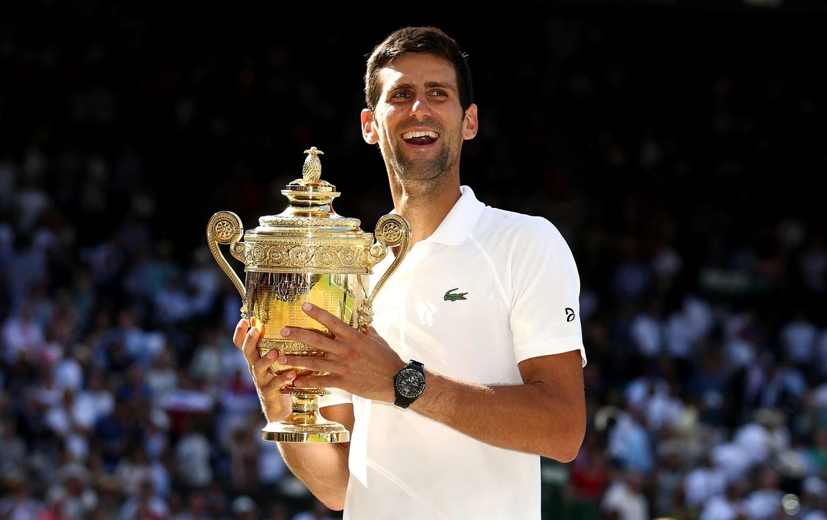 Novak Djokovic a cucerit de șapte ori trofeul de la Wimbledon (FOTO: Profimedia)
