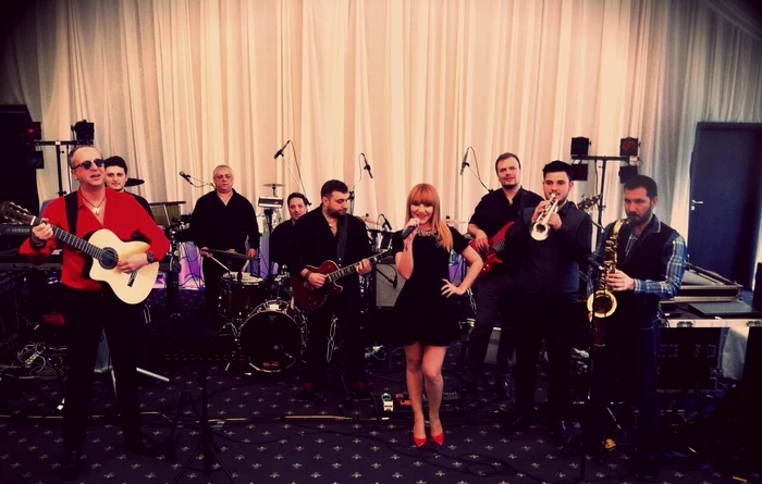 Pe scenă, solista cântă acum alături de Mihai Napu Band