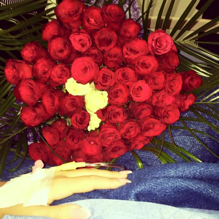 Blonda a primit un superb buchet de flori după intervenţia la sâni