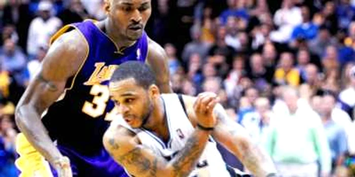 Ron Artest (în albastru) şi-a etalat noua coafură (foto: Reuters)