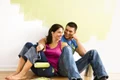 shutterstock 6694801 fata baiat cuplu vopsea pereti trafalet jpeg