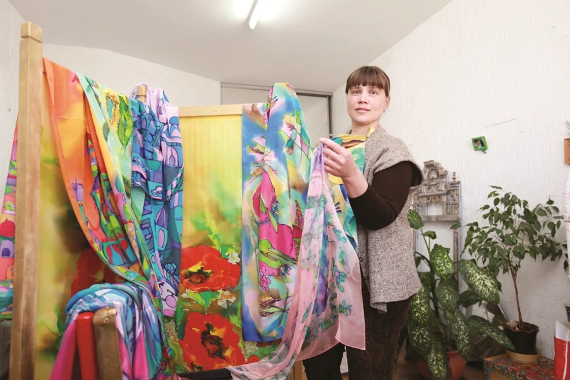 Elena Ivanov pictează eșarfe, de peste un deceniu