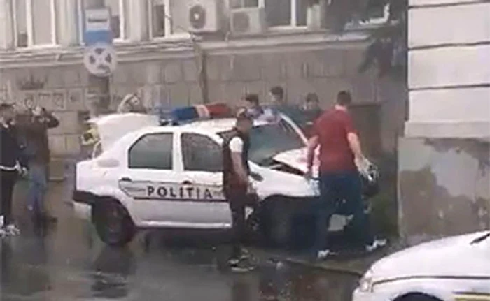 Maşina poliţistului s-a proptit în zid