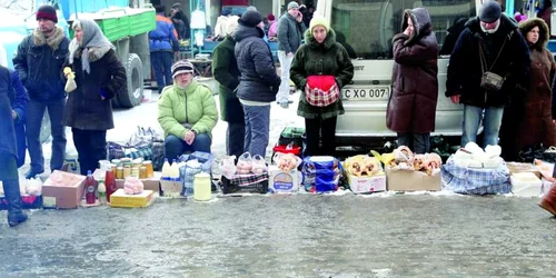 Găini, ouă şi produse lactate, vândute la „tejgheaua“ din noroi 