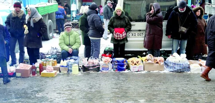 Găini, ouă şi produse lactate, vândute la „tejgheaua“ din noroi