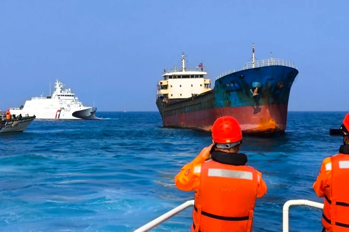 Taiwanul a reţinut o navă cu echipaj chinez, suspectă de sabotaj. Foto Taiwan Coast Guard