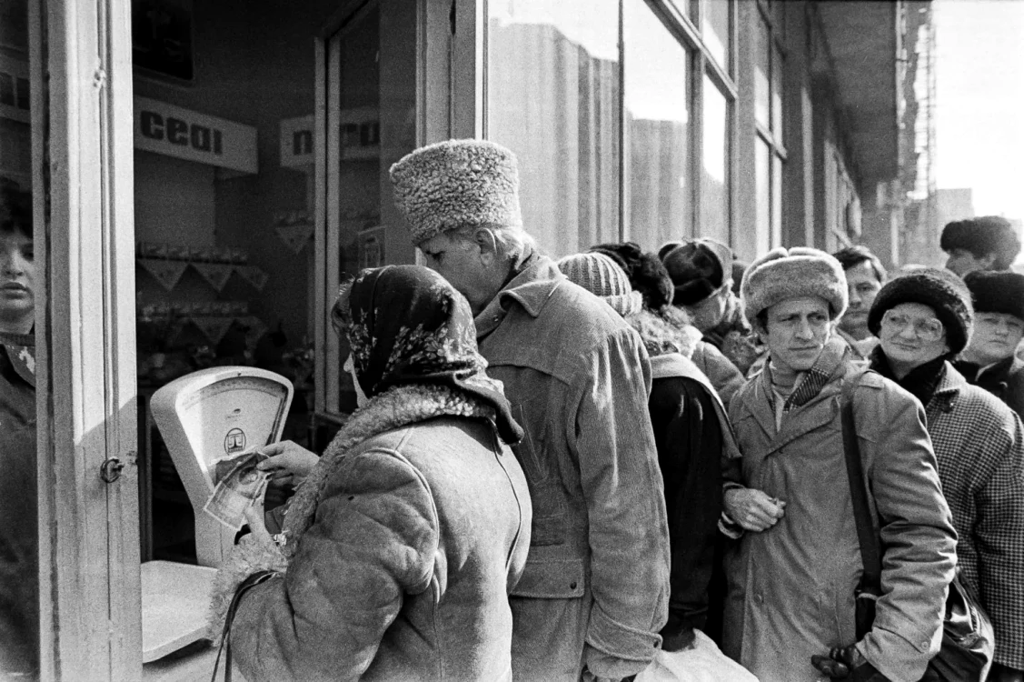 Oamenii stăteau ore la coadă în comunism / foto: Vice