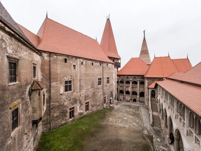 castelul corvinilor in santier foto adr vest