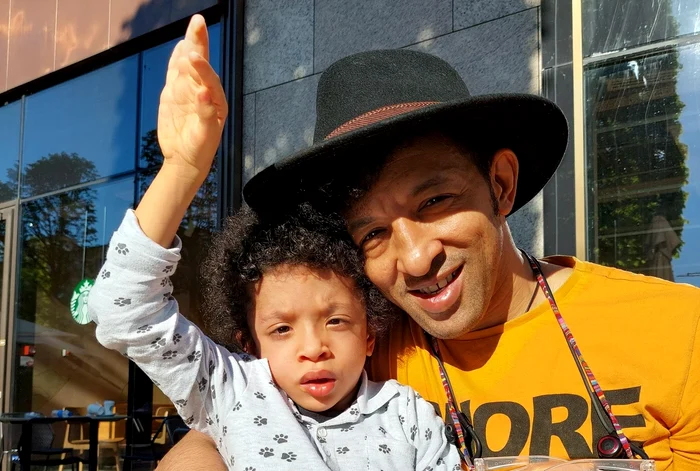 Kamara îşi doreşte ca Leon să poată să meargă singur