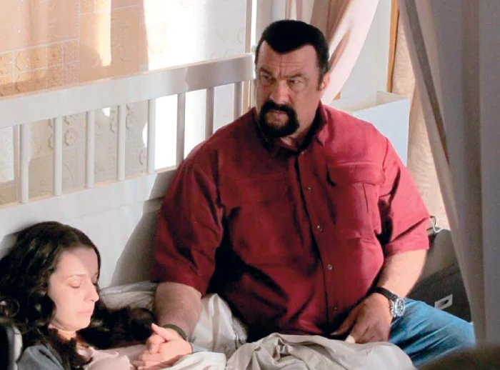 
    Steven Seagal,  într-o scenă în pat, alături de  românca noastră  