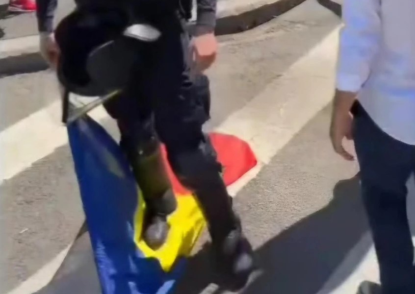 Imaginea care învrăjbește Internetul. Jandarmeria, acuzată că „a ajuns să calce în picioare” drapelul României: „Se încearcă manipularea publicului”